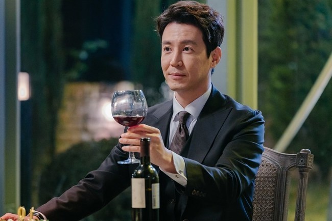 The secret wine date of My Dangerous Wife Kim Jung-Eun and Choi Won-young was captured.MBN Wall Street Drama My Dangerous Wife (directed by Lee Hyung-min/playplayed by Hwang Da-eun) unveiled Kim Jung-Eun and Choi Won-young enjoying a romantic dinner with a 180-degree changed Bunger on Nov. 22.My dangerous wife is a mystery couple brutal drama that anyone can sympathize with at least once, who is married because he loves and marries but keeps his life.Kim Jung-Eun plays Shim Jae-kyung, a dangerous wife who made up a drama of the drama with revenge for her husband Kim Yun-Cheols affair, and Choi Won-young plays Kim Yun-Cheol, the husband of Danger who dreams of a perfect breakup with his wife Shim Jae-kyung. I am showing a unique couple chemistry that I have never seen before.In the drama, Shim Jae-kyung and Kim Yun-Cheol enjoy eating elegantly at a luxury restaurant.Shim Jae-kyung wears a bold and colorful design white dress with dark makeup and shows off her alluring sensuality. Kim Yun-Cheol wears a pomade hair and a neat suit and a soft smile.However, the two of them are getting a gentle smile and making a subtle look change that gives a sharp look as if they are searching for each other.In the last episode, Kim Yun-Cheol was devastated that Shim Jae-kyung and Jin Sun-mi (Choi Yoo-hwa) had been hand in hand and deceived him, and Shim Jae-kyung was also shocked by the surprise attack of neighboring residents Ha Eun-hye (Shim Hye-jin).As such, both Shim Jae-kyung and Kim Yun-Cheol are facing the worst Danger situation of their lives, and the end of the dangerous couple is attracting attention as to how to overcome Danger.The dating scene between Kim Jung-Eun and Choi Won-young was filmed in Apgujeong-dong, Gangnam-gu, Seoul last November.The two of them have been raising the hanger of the scene because they have praised each other for good fit after seeing each other in a long time.And when I entered the full-scale shooting, I sat face to face with a smiling face and expressed my admiration of the other couple who were fighting under the surface of the water.