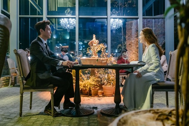 The secret wine date of My Dangerous Wife Kim Jung-Eun and Choi Won-young was captured.MBN Wall Street Drama My Dangerous Wife (directed by Lee Hyung-min/playplayed by Hwang Da-eun) unveiled Kim Jung-Eun and Choi Won-young enjoying a romantic dinner with a 180-degree changed Bunger on Nov. 22.My dangerous wife is a mystery couple brutal drama that anyone can sympathize with at least once, who is married because he loves and marries but keeps his life.Kim Jung-Eun plays Shim Jae-kyung, a dangerous wife who made up a drama of the drama with revenge for her husband Kim Yun-Cheols affair, and Choi Won-young plays Kim Yun-Cheol, the husband of Danger who dreams of a perfect breakup with his wife Shim Jae-kyung. I am showing a unique couple chemistry that I have never seen before.In the drama, Shim Jae-kyung and Kim Yun-Cheol enjoy eating elegantly at a luxury restaurant.Shim Jae-kyung wears a bold and colorful design white dress with dark makeup and shows off her alluring sensuality. Kim Yun-Cheol wears a pomade hair and a neat suit and a soft smile.However, the two of them are getting a gentle smile and making a subtle look change that gives a sharp look as if they are searching for each other.In the last episode, Kim Yun-Cheol was devastated that Shim Jae-kyung and Jin Sun-mi (Choi Yoo-hwa) had been hand in hand and deceived him, and Shim Jae-kyung was also shocked by the surprise attack of neighboring residents Ha Eun-hye (Shim Hye-jin).As such, both Shim Jae-kyung and Kim Yun-Cheol are facing the worst Danger situation of their lives, and the end of the dangerous couple is attracting attention as to how to overcome Danger.The dating scene between Kim Jung-Eun and Choi Won-young was filmed in Apgujeong-dong, Gangnam-gu, Seoul last November.The two of them have been raising the hanger of the scene because they have praised each other for good fit after seeing each other in a long time.And when I entered the full-scale shooting, I sat face to face with a smiling face and expressed my admiration of the other couple who were fighting under the surface of the water.