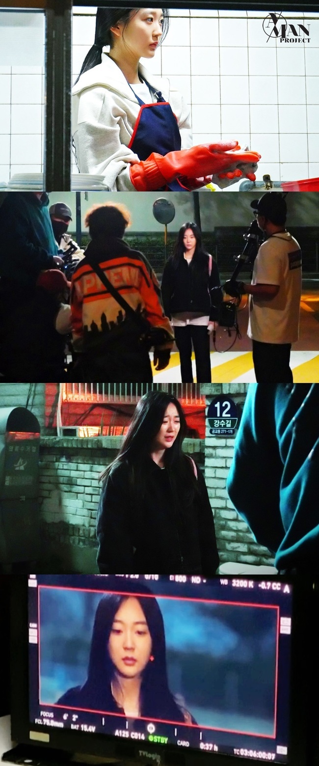 Newcomer Yang Jung-yeon foresaw an intense appearance.In the second part of the TV CHOSUN new Saturday drama Get Revenge (directed by Kang Min-gu/playplayplay by Kim Hyo-jin), which will be broadcast on November 22, Yang Jung-yeon appears in a surprise and shows her childhood as a female protagonist, Get Revenge (Kim Sa-rang).Get Revenge is a 17-year-old girl who lives in a single room with a sick single mother and carries a heavy burden on her shoulders living in parallel with her studies and washing dishes part-time job.The steel released by Yang Jung-yeons agency Ayman Samman Project ahead of the broadcast showed Yang Jung-yeon, who was not able to do so and whose pale face was sad.Yang Jung-yeon is holding something in his hand in a dark atmosphere and is tearing it up.In another photo, Yang is washing a bowl while washing dishes.Yang Jung-yeon, who is engaged in washing dishes with an expressionless face in a narrow space, makes him more curious about the story of his childhood by guessing the weight of life carried by Dirt Suzer Get Revenge.Yang Jung-yeon, who plays the role of a young Get Revenge, adds a sense of reality because he has a high synchro rate that seems to have shifted the childhood of Get Revenge Kim Sa-rang.Yang Jung-yeons visuals, which emit a sharp nose, dark eyes, and chic yet lovely charm, are the back door of the field staff with Feelings, which seems to be looking at the miniature version of Kim Sa-rang.bak-beauty