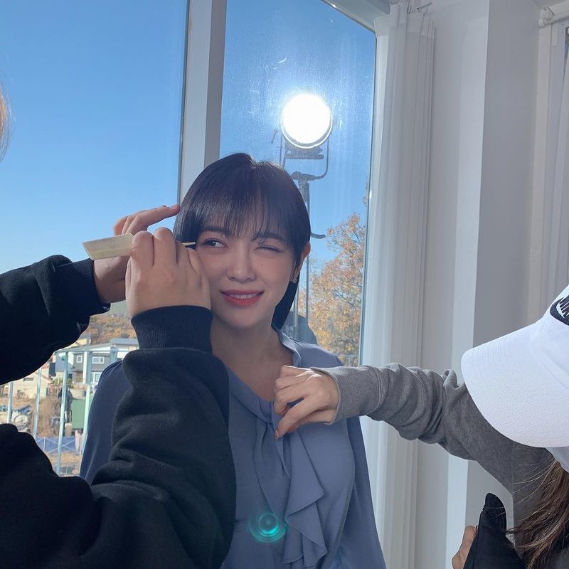 Group Gugudan member Kim Se-jeong shows off his innocent visuals.Kim Se-jeong posted several recent photos on her personal Instagram account on November 22.Kim Se-jeong in the open photo is wearing a blue blouse with long straight hair. Kim Se-jeongs clear and deep eyes staring at the camera make his heart feel sad.Kim Se-jeong shows off her doll beauty with a big face on her small face. Kim Se-jeong, who becomes more beautiful, is admired as Leeds every day.Meanwhile, Kim Se-jeong will appear in the OCN drama Wonderful Rumors, which will be broadcasted on November 28th.