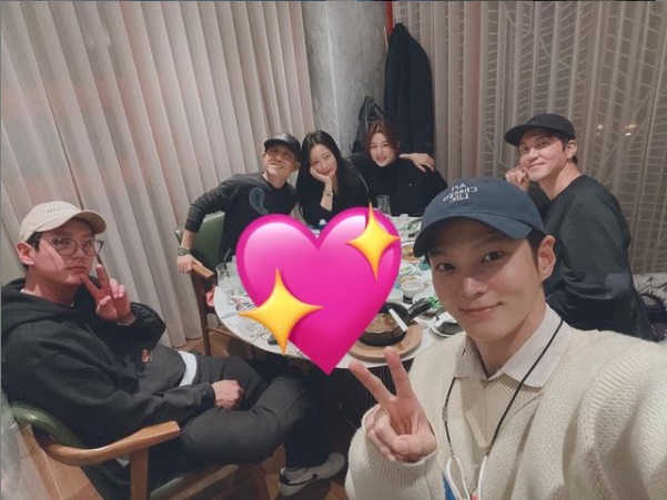 ..Joo Won  Lee Da-in Alice meetingActors Kim Hee-sun, Joo Won, Lee Da-in, and Kwak Si-yang have reunited.Kim Hee-sun posted an article and a photo on his instagram on the 21st.The photo shows Kim Hee-sun having a good time with Joo Won, Kwak Si-yang and Lee Da-in who worked on SBS Drama Alice.Alice team, who has been together for a long time, had a good time talking together.Kim Hee-sun puts his hand on Lee Da-ins shoulder and the other hand, chin on his chin, looks at the camera, the still beauty catches his eye.On the other hand, SBS Drama Alice, which Kim Hee-sun, Joo Won, Lee Da-in and Kwak Si-yang have been breathing, ended on October 24th.