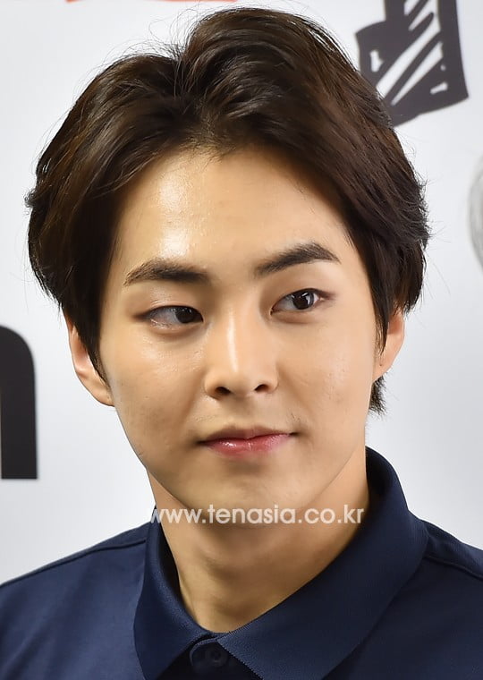 Xiumin will become the first soldier of EXO. Xiumins agency SM Entertainment said on December 23, Xiumin is currently on a last-year vacation and will be discharged on December 6th according to the instructions to discharge without returning to the unit to prevent the spread of Corona 19.There is no separate Discharge Event. As a result, Xiumin becomes the first member of EXO.EXO D.O. and Chen are currently in military service.Xiumin joined the active duty on May 7 last year.After completing basic military training, he was selected as an assistant to the recruitment training team and appeared in the armys musical return. Next, he took a picture of Xiumin, who captivated his girlfriend with visuals like a prince before enlistment.Xiumin, who met at an event in May 2015, is thrilled by her appearance five years ago.In November 2015, at the talk concert Play the Challenge, a heart-flying Xiumin towards EXOel.In January 2016, Xiumin attended MBC 2016 Idol Star Athletics Wrestling Futsal Archery Championships.In November 2016, SBS Power FM 20th anniversary concert POWER 20 attended and showed animal charm Xiumin.2018Xiumin transformed into a cute squirrel at the production presentation of the video service corn (oksusu) ExOs Ladder Ride and World Travel - Chen Bag City Japan in May.2018In December, Xiumin attended the SBS Gayo Daejeon awards ceremony, showing off her chic charm.2018Xiumin attended the 2018 KBS Song Festival Awards ceremony in December.In May last year, Xiumin joined the group for the first time among EXO members, who revealed a short cut of her hair through her Instagram the day before.