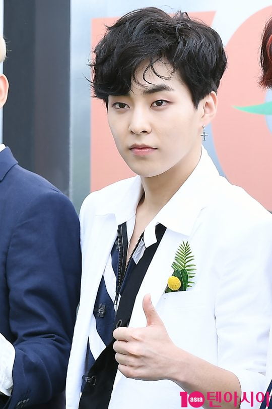 Xiumin will become the first soldier of EXO. Xiumins agency SM Entertainment said on December 23, Xiumin is currently on a last-year vacation and will be discharged on December 6th according to the instructions to discharge without returning to the unit to prevent the spread of Corona 19.There is no separate Discharge Event. As a result, Xiumin becomes the first member of EXO.EXO D.O. and Chen are currently in military service.Xiumin joined the active duty on May 7 last year.After completing basic military training, he was selected as an assistant to the recruitment training team and appeared in the armys musical return. Next, he took a picture of Xiumin, who captivated his girlfriend with visuals like a prince before enlistment.Xiumin, who met at an event in May 2015, is thrilled by her appearance five years ago.In November 2015, at the talk concert Play the Challenge, a heart-flying Xiumin towards EXOel.In January 2016, Xiumin attended MBC 2016 Idol Star Athletics Wrestling Futsal Archery Championships.In November 2016, SBS Power FM 20th anniversary concert POWER 20 attended and showed animal charm Xiumin.2018Xiumin transformed into a cute squirrel at the production presentation of the video service corn (oksusu) ExOs Ladder Ride and World Travel - Chen Bag City Japan in May.2018In December, Xiumin attended the SBS Gayo Daejeon awards ceremony, showing off her chic charm.2018Xiumin attended the 2018 KBS Song Festival Awards ceremony in December.In May last year, Xiumin joined the group for the first time among EXO members, who revealed a short cut of her hair through her Instagram the day before.