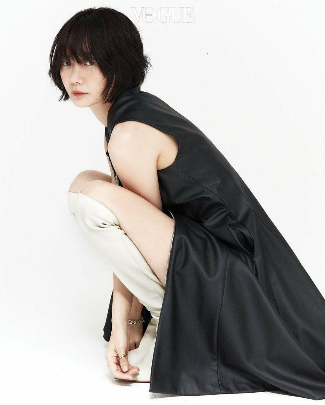 Actor Bae Doona announced the current situation with the picture of Model Force Paul.He broke off the long hair that was shown in the Netflix series Kingdom JTBC Secret Forest - Season 2 and returned to the youthful short hair called Bae Doonas signature style.The hairstyle with long bangs and a little curls was a unique atmosphere of Bae Doona.In a December issue photo with the fashion magazine Vogue, released on the 23rd, Bae Doona freely completed a stylish picture by digging a cape-style jacket and a beige-toned long dress in the background of a motorcycle and a sofa tied with a string as if it had just been wrapped.Meanwhile, Bae Doona is set to star in the film Virrig (Gase) and Broker (Gase).Photo SourceBae DoonaSNS