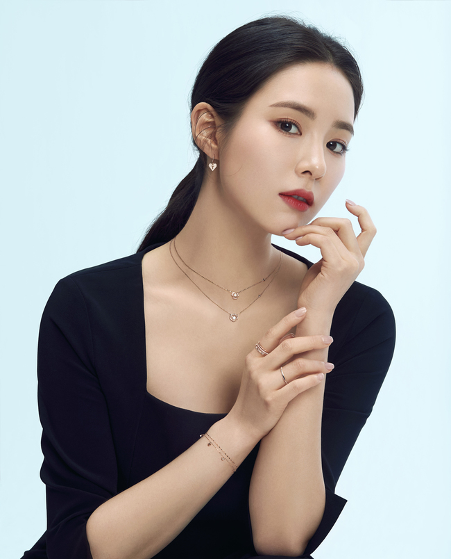 Actor Shin Se-kyung released a winter picture.Shin Se-kyung unveiled a 2020 winter pictorial with jewelery brand Tyr Heart on November 23.Shin Se-kyung in the picture showed her elegant and understated beauty by styling Tyr Hearts Stay With Me collection jewelery and minimal black dress together.Tyr heart said, The diamond jewelery, which was designed as a holiday limited collection, met the elegant and sophisticated atmosphere of Muse Shin Se-kyung and completed an attractive picture.minjee Lee