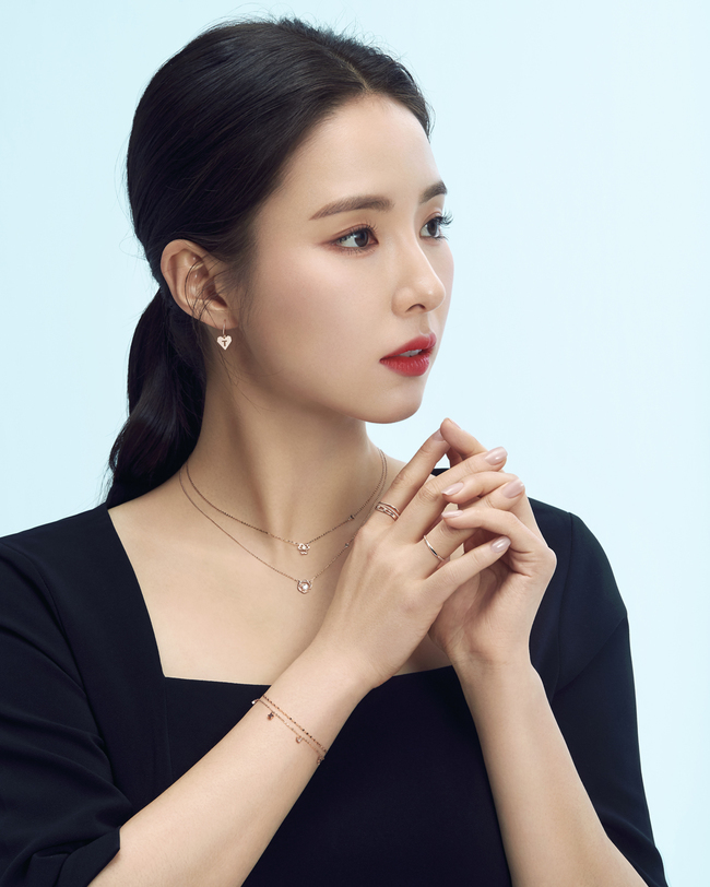 Actor Shin Se-kyung released a winter picture.Shin Se-kyung unveiled a 2020 winter pictorial with jewelery brand Tyr Heart on November 23.Shin Se-kyung in the picture showed her elegant and understated beauty by styling Tyr Hearts Stay With Me collection jewelery and minimal black dress together.Tyr heart said, The diamond jewelery, which was designed as a holiday limited collection, met the elegant and sophisticated atmosphere of Muse Shin Se-kyung and completed an attractive picture.minjee Lee