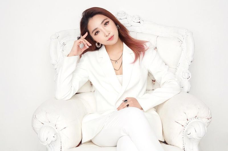 Singer Minzy, from Girl Group 2NE1 (2NE1), has released a new profile photo.Minzy posted a photo on her personal Instagram account on November 23 with the caption: NEW New Psa.In the open photo, Minzy is sitting in a white chair and wearing a white set-up suit. She feels a charm in a pose supporting her face with one hand while wearing her legs.Minzy not only creates pure and clean Feelings that are different from the usual intense Feelings, but also steals his gaze with his still charisma and chic beauty.Minzy, a colorful charm owner, is expected to play a more active role in the future.On the other hand, Minzy announced the establishment of MZ Entertainment Co., Ltd. with his father and professional manager, Gong Soon Yong, on the 22nd of last month.Lee Hae-jeong