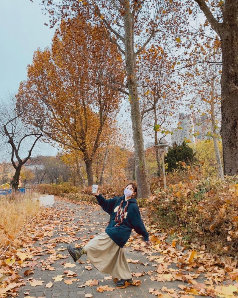 Actor Kim Hyang Gi has shared his latest.Kim Hyang Gi posted several photos on November 23 on the personal Instagram with an article entitled Lets do well this week.Kim Hyang Gi in the photo poses under the maple tree where the Falling leaves have fallen.Kim Hyang Gi, who is not covered by a mask, said a pleasant energy, especially in a sensational pose.Meanwhile Kim Hyang Gi stars in JTBCs new drama Flying Butterflypark jung-min