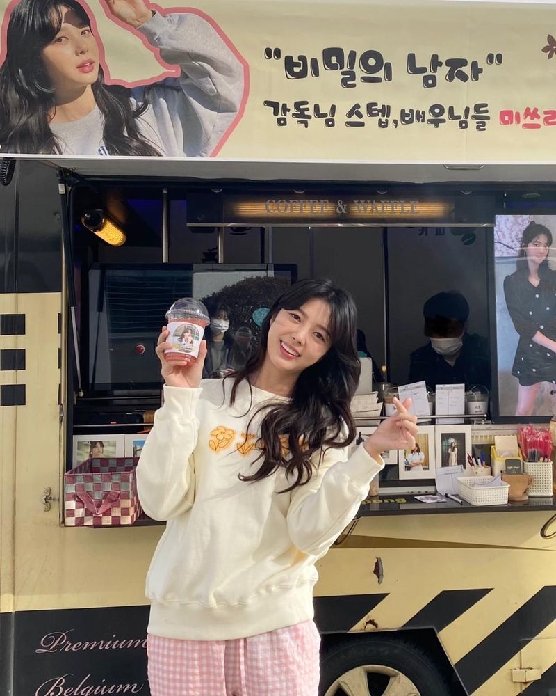 Mithra Jin, Right... Expression couple Gifted snack car for Actor Hyun-kyung UhmOn November 23, Hyon-kyong Um posted a snack car certification shot on KBS 2TV Drama Secret Man on the personal SNS.In the public snack car, Secret male coach staff actors Mithra Jin Right... the expression couple cheers.My dearest Hyun-kyung Uhm Actor, please, please. Enjoy and cheer up.Hyun-kyung Uhm said, I am impressed by the surprise Gift sent by my beloved daughter and Lara brother. It is love.Park Su-in