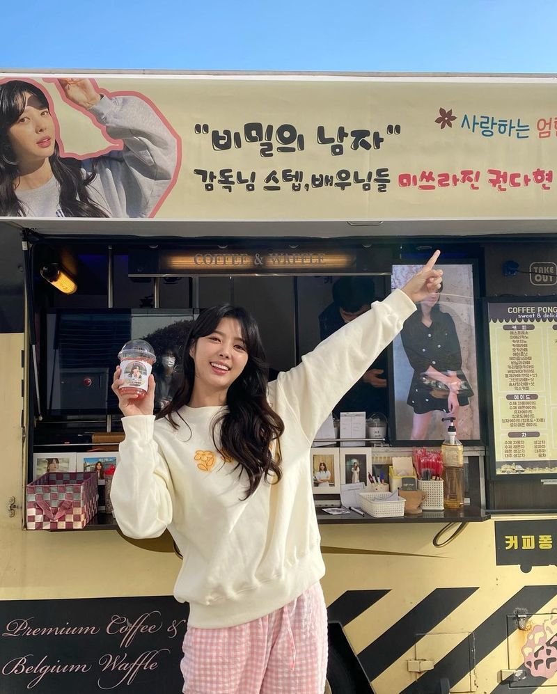 Mithra Jin, Right... Expression couple Gifted snack car for Actor Hyun-kyung UhmOn November 23, Hyon-kyong Um posted a snack car certification shot on KBS 2TV Drama Secret Man on the personal SNS.In the public snack car, Secret male coach staff actors Mithra Jin Right... the expression couple cheers.My dearest Hyun-kyung Uhm Actor, please, please. Enjoy and cheer up.Hyun-kyung Uhm said, I am impressed by the surprise Gift sent by my beloved daughter and Lara brother. It is love.Park Su-in