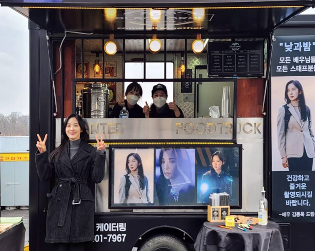 Actor Lee Chung-ah has certified a snack car from Kim Dong-wook.Lee Chung-ah said on his 23rd day, Thank you for your brother, who is always a cap-shaped genius.Youre gonna get a Honny Family greeting from James and Jamie.# It is so good # Day and Night # Kim Dong-wook Actor Hail # Love Raiders Team .The released photo showed Lee Chung-ah posing V in front of a snack car, who showed off her moody beauty in a suede coat.In another photo, Lee Chung-ah laughed at Kim Dong-wook with Drama PD by greeting Horny Family.The netizens responded Oh, I am so cute, I am friendship for a long time and My sister is so beautiful.Meanwhile, Lee Chung-ah played the role of FBI dispatch investigator Jamie Leighton in TVN Monday drama Day and Night which is broadcasted on the 30th.PhotoLee Chung-ah SNS