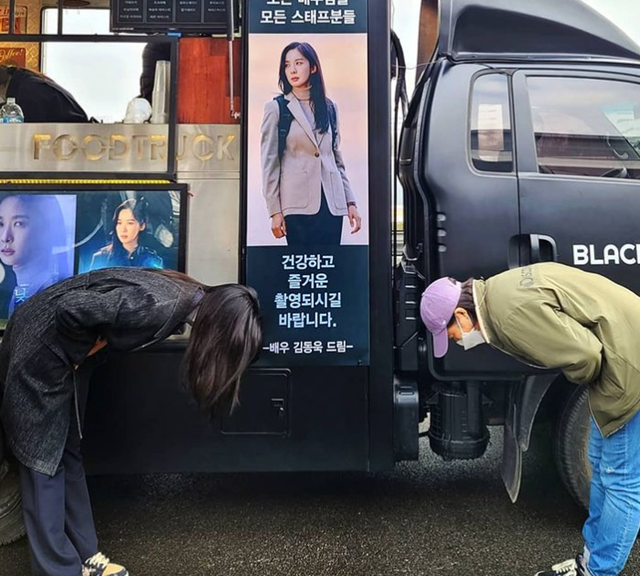 Actor Lee Chung-ah has certified a snack car from Kim Dong-wook.Lee Chung-ah said on his 23rd day, Thank you for your brother, who is always a cap-shaped genius.Youre gonna get a Honny Family greeting from James and Jamie.# It is so good # Day and Night # Kim Dong-wook Actor Hail # Love Raiders Team .The released photo showed Lee Chung-ah posing V in front of a snack car, who showed off her moody beauty in a suede coat.In another photo, Lee Chung-ah laughed at Kim Dong-wook with Drama PD by greeting Horny Family.The netizens responded Oh, I am so cute, I am friendship for a long time and My sister is so beautiful.Meanwhile, Lee Chung-ah played the role of FBI dispatch investigator Jamie Leighton in TVN Monday drama Day and Night which is broadcasted on the 30th.PhotoLee Chung-ah SNS