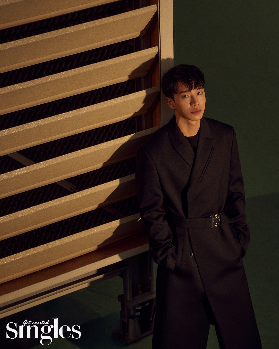 The first picture after the Discharge of Highlight Lee Gi-kwang has been released.Lifestyle magazine Singles released a visual picture of the group Highlight Lee Gi-kwang, which returned to a more masculine appearance after completing its duty of defense on the 18th.Lee Gi-kwang has released a brilliant visual and a solid abdominal muscle without a fuss, which is about two years away, and completed the picture with an unreachable man aura.Despite the first shooting since the discharge, he showed a pose and eyes that overwhelmed the camera, and showed off the veteran Idol of his 11th year of debut.Lee Gi-kwang of Highlight, who has stolen the hearts of domestic and global fans in the past as Asias No. 1 handsome man, has returned to the third of the members after Yoon Doo-joon and Yang Yo-seob.I was originally happy with the small thing, but I am more happy to go to the army.I am grateful for not being so big, I am impressed and happy with small things. Lee Gi-kwang, who had time to look at himself during his military life, said, I thought that my job was special, and that I was not special at all.I have a special job, so I have a bigger desire to work harder after being discharged, he said, expressing his sense of responsibility and responsibility for the job as an entertainer.Lee Gi-kwang, who chose to meet with fans as the moment he missed the military service, said, I miss the process of preparing the concert, the moment I meet with the fans on stage, the hard work staff after the concert and the meeting of Oh Soon-do.Lee Gi-kwang, who has released his own songs through the sound cloud, wrote 30 fan letters for fans, and collected topics with unusual fan love, said, I think it is really great to express love, support and like to others without reason.It seems like an obvious answer, but I am always grateful to my fans. Highlight Lee Gi-kwangs fatal pictures and interviews can be found in the December issue of Singles and on the fun online playground Singles mobile.Photos/Singles