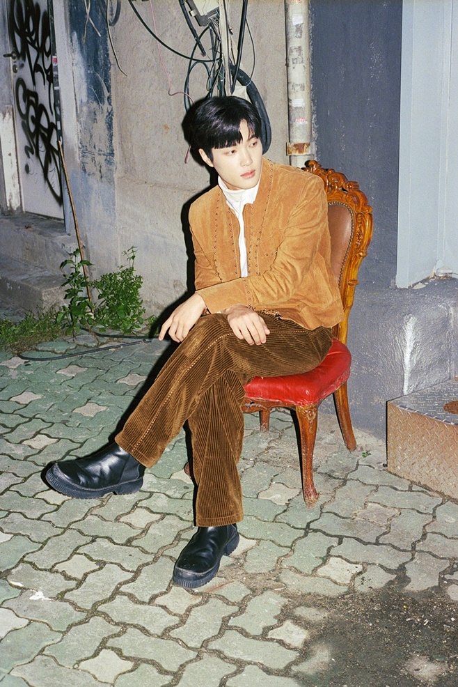 Singer NIve will release a new song on the 26th.Nib recently announced the comeback news by surpriseing the artwork of the digital single Tuiji (2easy) through the official SNS.He also announced the participation of Hairs feature, and predicted the limited-term meeting of two Lee Su-hyun.Nib will release a new song three months after the digital single Bandages released in August.Nib launched a full-fledged domestic activity in April, releasing his debut single Like a Fool with SAM KIM.Since then, he has become a talented singer-songwriter by conveying the message of wounds and healing through the single Vandages.Before his official debut, Nib made his name known by participating in the works of famous artists such as Chens We break up after April, EXO Dance, SAM KIM WHERES MY MONEY, Jeong Se-uns Like Rain Day, White (Park Hye-won) and Nicely, Goodbye.Recently, he has also participated in the work of BTS Blue & Grey, as well as works of songs such as Cravity, CEL, and SFA Nine, proving his outstanding production ability covering genres.As such, Nib is a full-fledged Lee Su-hyun with emotional voice as well as lyric and composition ability, and boasts excellent musical talent and has emerged as Lee Su-hyuns Lee Su-hyun.