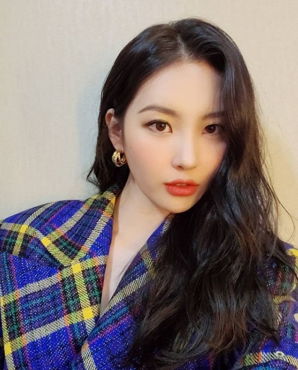 Singer Sunmi captivates fans with doll-like visualsOn the 23rd, Sunmis Instagram posted a picture with a heart emoticon.Sunmi in the photo stared at the camera with a blue checkered jacket and a fascination look.Especially the long hair with colorful earrings and shoulders made Sunmis beauty stand out even more.On the other hand, Sunmi is appearing as a judge on the JTBC audition program Singer Gain - Unknown Singer.