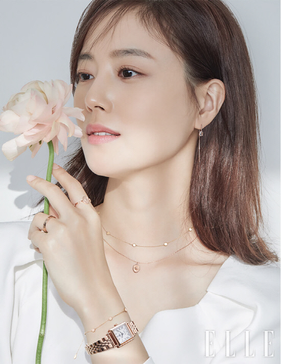 Moon Chae-won, Goddess of pure white more beautiful than flowers Actor Moon Chae-won, who played a hot role in the drama Flower of Evil, stood in front of the camera for a long time.Moon Chae-won in the public picture shows the charm of various white colors like sometimes Goddess and sometimes like a girl.Its enough in itself, but the white color that creates perfect synergies by adding anything resembles Moon Chae-won.Moon Chae-won showed a variety of charms under the same white color, from the appearance of Goddess in an off-shoulder dress that reveals her slender shoulders to a lovely girl with a sour flower, to a party queen with a holiday mood under a subtle light.Her alluring and beautiful appearance, which she meets for a long time, can be found in the December issue of Elle and the official site.Photo: Elle