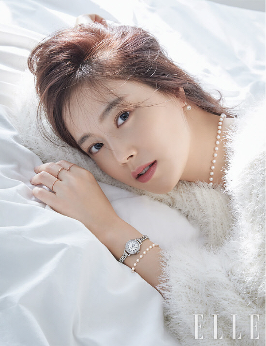 Moon Chae-won, Goddess of pure white more beautiful than flowers Actor Moon Chae-won, who played a hot role in the drama Flower of Evil, stood in front of the camera for a long time.Moon Chae-won in the public picture shows the charm of various white colors like sometimes Goddess and sometimes like a girl.Its enough in itself, but the white color that creates perfect synergies by adding anything resembles Moon Chae-won.Moon Chae-won showed a variety of charms under the same white color, from the appearance of Goddess in an off-shoulder dress that reveals her slender shoulders to a lovely girl with a sour flower, to a party queen with a holiday mood under a subtle light.Her alluring and beautiful appearance, which she meets for a long time, can be found in the December issue of Elle and the official site.Photo: Elle