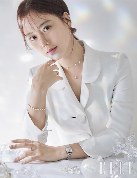 Moon Chae-won, Goddess of pure white more beautiful than flowers Actor Moon Chae-won, who played a hot role in the drama Flower of Evil, stood in front of the camera for a long time.Moon Chae-won in the public picture shows the charm of various white colors like sometimes Goddess and sometimes like a girl.Its enough in itself, but the white color that creates perfect synergies by adding anything resembles Moon Chae-won.Moon Chae-won showed a variety of charms under the same white color, from the appearance of Goddess in an off-shoulder dress that reveals her slender shoulders to a lovely girl with a sour flower, to a party queen with a holiday mood under a subtle light.Her alluring and beautiful appearance, which she meets for a long time, can be found in the December issue of Elle and the official site.Photo: Elle