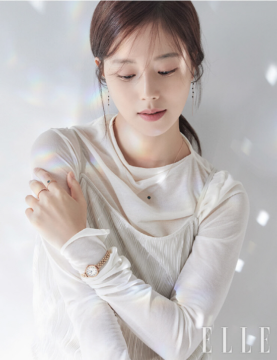 Moon Chae-won, Goddess of pure white more beautiful than flowers Actor Moon Chae-won, who played a hot role in the drama Flower of Evil, stood in front of the camera for a long time.Moon Chae-won in the public picture shows the charm of various white colors like sometimes Goddess and sometimes like a girl.Its enough in itself, but the white color that creates perfect synergies by adding anything resembles Moon Chae-won.Moon Chae-won showed a variety of charms under the same white color, from the appearance of Goddess in an off-shoulder dress that reveals her slender shoulders to a lovely girl with a sour flower, to a party queen with a holiday mood under a subtle light.Her alluring and beautiful appearance, which she meets for a long time, can be found in the December issue of Elle and the official site.Photo: Elle