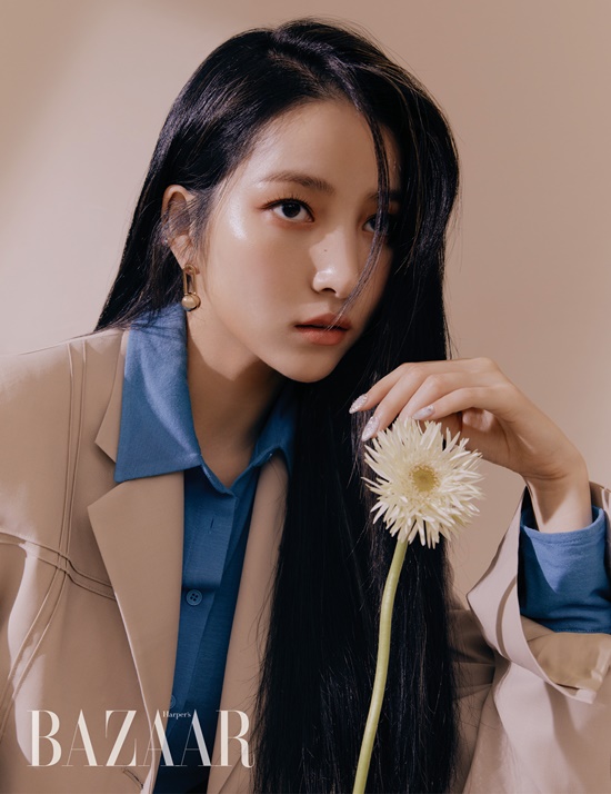 GFriend, who returned to his new song MAGO, decorated the December issue of fashion magazine Harpers Bazaar.The members who turned into DiscoQueen on stage surprised the staff by putting down the colorful appearance as if it had been done when the photo shoot started.In the following interview, I was able to get a glimpse of the members thoughts on the My Room concept photo, which made everyone wonder.After looking at your inner world and wondering what you want, you will have your own concept.I wanted to create my own space that I could concentrate on myself, Yuju, who expressed healthy and dignified beauty with the wish of I wanted to express my Blow-Up freely and dignifiedly and Paul, and Yoon Jeonghan Mystery with the concept of Spotlight and beauty to Jinghan Yerin.The galaxy, which expressed itself in tattoos, said, I once painted (tattoo) full of body, and it became a lifelong substitute satisfaction.GFriend, who grew one more layer as a sixth-year group.Their pictures and interviews, which have been generously answered to questions such as the driving force behind their development, the first online concert that had recently been successfully completed, and the episodes that occurred while preparing for a comeback, can be found in the December issue of Harpers Bazaar, website and Instagram.Photo: Harpers Bazaar