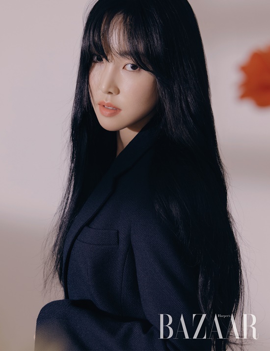 GFriend, who returned to his new song MAGO, decorated the December issue of fashion magazine Harpers Bazaar.The members who turned into DiscoQueen on stage surprised the staff by putting down the colorful appearance as if it had been done when the photo shoot started.In the following interview, I was able to get a glimpse of the members thoughts on the My Room concept photo, which made everyone wonder.After looking at your inner world and wondering what you want, you will have your own concept.I wanted to create my own space that I could concentrate on myself, Yuju, who expressed healthy and dignified beauty with the wish of I wanted to express my Blow-Up freely and dignifiedly and Paul, and Yoon Jeonghan Mystery with the concept of Spotlight and beauty to Jinghan Yerin.The galaxy, which expressed itself in tattoos, said, I once painted (tattoo) full of body, and it became a lifelong substitute satisfaction.GFriend, who grew one more layer as a sixth-year group.Their pictures and interviews, which have been generously answered to questions such as the driving force behind their development, the first online concert that had recently been successfully completed, and the episodes that occurred while preparing for a comeback, can be found in the December issue of Harpers Bazaar, website and Instagram.Photo: Harpers Bazaar