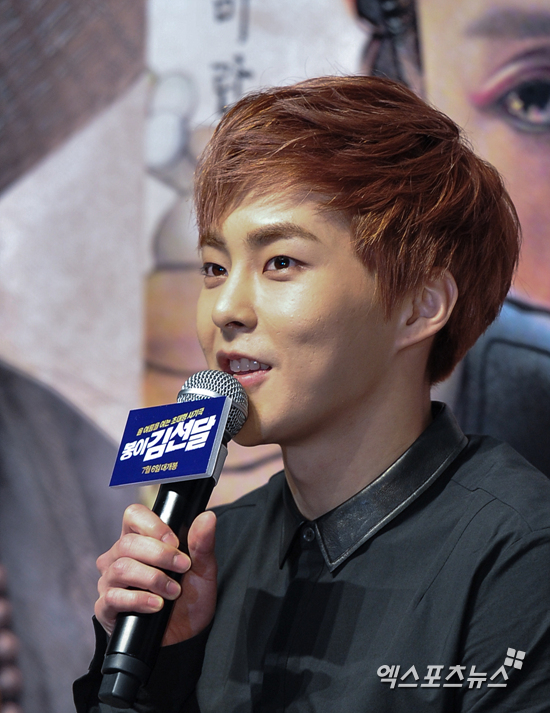 Xiumin, the oldest brother of the group EXO, is raising expectations for activities as he foresaw the unreturned discharge in December.SM Entertainment announced on the 23rd that Xiumin is currently on vacation in the last years and will be discharged on December 6 to prevent the spread of Corona 19.As much as you do unreturned Discharges according to the guidelines, there is no separate Discharge event.Xiumin, who was born in 1990 and is the eldest brother of EXO, joined the active duty for the first time in May last year.At that time, EXO members accompanied Xiumins entrance scene and left a picture with a signature pose covering the head of Xiumin, which is a cracker, and the pose is being released every time each member enters the room.Xiumin released his solo song Why two days after his enlistment, soothing the fans regret and sadness.After enlisting in the military, he was named to the armys musical musical Return: The Promise of the Day lineup and also joined the same member EXO D.O.Xiumin, who has served for a year and a half, is on a late-year vacation and is waiting to be changed to a civilian status.In addition, there is a lot of interest in post-military discharge activities.Xiumin also participated in EXOs first unit EXO-CBX (Chen Bag City), which was loved both at home and abroad, and was recognized for his acting skills by appearing in web dramas Beyond Challenge and the movie Bongi Kim Sun-dal.In addition, MBC outside the blanket is dangerous and has revealed the charm of entertainment, so fans expectation for future activities is rising.EXO is ahead of the Discharge on January 25, 2021, followed by Xiumin, and Suho predicts the Discharge in February 2022 and Chen in April 2022.Chanyeol and Baekhyun, who were born in 1992, are waiting for military service. Kai and Sehun, the youngest lines, are still in 1994.Meanwhile, EXO has been debuting in 2012 and has been awarded a number of music awards for its hits such as MAMA, Wolf and Beauty, Run, Overdoze, Call me baby, LOVE ME RIGHT, Love Shot and Option.Photo: DB, Chanyeol Instagram, official MMA Twitter