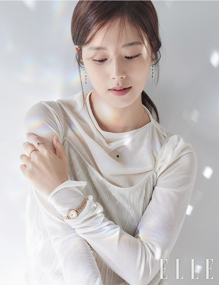 In the pictorial that Elle was released on the 24th, Moon Chae-won shows the charm of various white colors, sometimes like a goddess and sometimes like a girl. The white color, which is sufficient by itself, creates perfect synergy with anything added, is a color that resembles Moon Chae-won.Moon Chae-won showed a variety of charms under the same white color, from the appearance of a goddess in an off-shoulder dress that reveals her thin shoulders in a pictorial, a lovely girl with a modest flower, and a party queen who makes a holiday mood under the soft light.Moon Chae-wons alluring and beautiful appearance can be found in the December issue of Elle and on the official website.Meanwhile, Moon Chae-won performed a hot performance in the tvN Wednesday and Thursday dramaThe Flower of Evil (played by Yu Jeong-hee, directed by Kim Cheol-gyu), which ended last September.