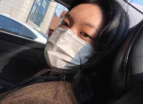 Weki Meki Kim Do-yeon showed off her innocent beautiful looks and encouraged her to wear The Mask.On the afternoon of the 24th, Kim Do-yeon posted an article and a photo titled A nice day ♥ on Weki Mekis official Twitter.He added, #The Mask is essential #Its because you look tired #Its because of your mood #Im just lazy in the sun.In the photo, Kim Do-yeon, who wears The Mask and boasts a natural and modest charm, is contained.He fully exudes innocent and neat charm with clean skins without any makeup and blemishes.Meanwhile, Weki Meki released a new songCool on the 8th of last month, and was active.