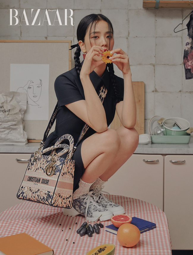 BLACKPINK Ji Soo has released a lovely daily pictorial.Ji Soo recently took a photo shoot with the fashion magazine Harpers Bazaar and her lovely charm.In the pictorial, there is a natural image of Ji Soo who enjoys time alone, such as drawing pictures according to the concept of long holidays, what shall I spend?, eating breakfast, and enjoying a party.Ji Soo perfectly digests the global fashion brand Cruise Collection, revealing his unique cute and lively charm to his hearts content. Most of all, even though the filming took place late at night, thanks to Ji Soo, who was full of energy, all the staff were empowered and able to capture colorful expressions and poses.BLACKPINK Ji Soos pictorial and video can be found in the December issue, website, and Instagram.