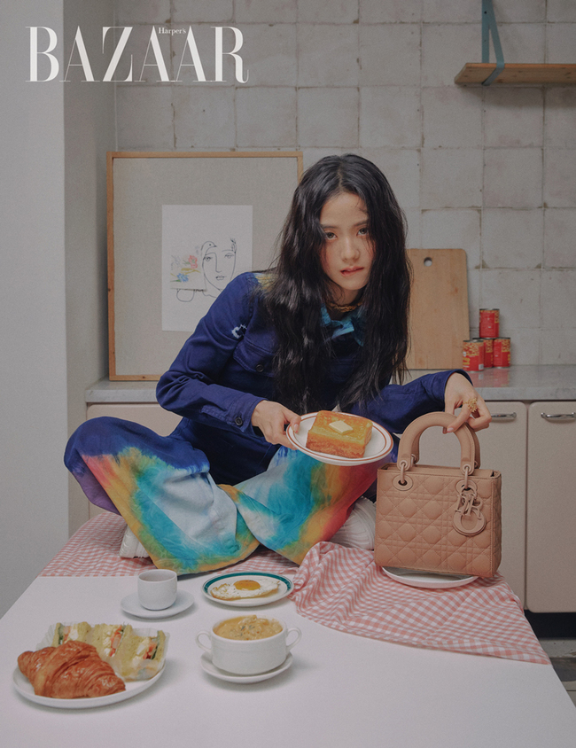 BLACKPINK Ji Soo has released a lovely daily pictorial.Ji Soo recently took a photo shoot with the fashion magazine Harpers Bazaar and her lovely charm.In the pictorial, there is a natural image of Ji Soo who enjoys time alone, such as drawing pictures according to the concept of long holidays, what shall I spend?, eating breakfast, and enjoying a party.Ji Soo perfectly digests the global fashion brand Cruise Collection, revealing his unique cute and lively charm to his hearts content. Most of all, even though the filming took place late at night, thanks to Ji Soo, who was full of energy, all the staff were empowered and able to capture colorful expressions and poses.BLACKPINK Ji Soos pictorial and video can be found in the December issue, website, and Instagram.