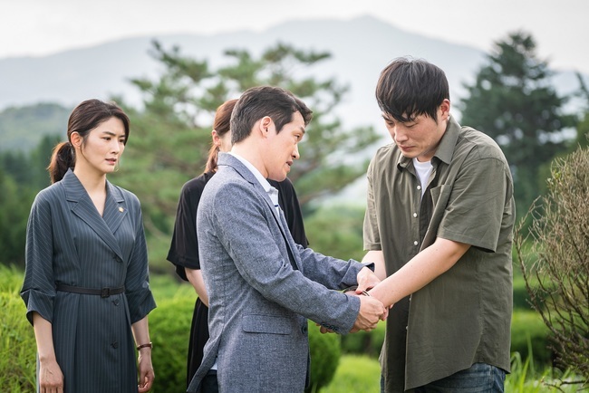 Fly Gaecheonyong Kwon Sang-woo and Bae Seong-woo showed a thrilling reversal.SBS Friday and Saturday drama Fly Gae Chun-yong (director Jeong-hwan Kwak, screenplay Sang-gyu Park, planning & production studio & production studio & new, investment Wavve) saw a change starting with the Trial Trial Trial Trial. Im Soo-cheol (played by Jubin Yoon), (played by Ha Kyung), and Jaepil Choi (played by Hee-min Jung), who were convicted of confession by the criminal Lee Chulgyu (played by Kwon Dong-ho). Their stories added depth of empathy in that they are stories that anyone can experience. Only Lee Chulgyu, who lately admitted and apologized for his sins, was paid for, and the unreasonable reality of not asking the responsibility of those who bury them even though they knew Real was bitter.Nevertheless, the struggles of Park Tae-yong (played by Kwon Sang-woo) and Park Sam-soo (played by Bae Sung-woo) were warm, and their shouts threw a heavy topic. This is the timeline of the Samjeong City Triad Case, which made us look around through an unfair and sad story.#Initiation of the case: Three members of Samjeong City, framed unfairly by the prosecution and police coercive investigationDetectives who captured underage people with disabilities living in the neighborhood to make up for their track record charged them with all their guilt. Lim Soo-cheol and Choi Jae-pil, who denied the crime, admitted to the crimes that they did not eventually commit to a harsh act. The prosecution was no different. I closed my eyes to solve the case quickly, even though I knew that those who were framed were suffering from disabilities and did not know how to write Korean. Afterwards, reals were caught by prosecutor Hwang Min-gyeong (played by An Si-ha), the Busan District Prosecutors Office, but prosecutor Yoon-seok Jang (played by Jung Woong-in) released them to cover up the wrong investigation. The reality of not listening to the unfair stories of the three people, who did not even get help from the minimum law because they were alienated and lacked power, added regret and aroused resentment from viewers.#The turning point of the case: The sincerity of Kwon Sang-woo and Bae Seong-woo who rush barely into the New Trial without winningsPark Tae-yong, who drew an unprecedented victory in the New Trial trial and made a mark in the history of justice. His secret story brought the courage of the three members of Samjeong City, who was framed unfairly. Park Tae-yong, moved by the sad story, took over the case and began preparing for the New Trial. However, realizing that financial compensation could not erase long wounds, the trio of Samjeong City chose a trial instead of an agreement. The interests of many were entangled in this case. The forces to quietly cover the New Trial began to move, and as evidence that could reverse the trial disappeared, Park Tae-yong and Park Sam-soo faced difficulties. However, there was a breakthrough. Park Tae-yong found Real Lee Chulgyu with her naked body, and Park Sam-soo succeeded in moving their minds by unraveling the sad story of the story. The sincerity of the two who pushed forward despite knowing the road that everyone said it was difficult or not said aroused support from viewers. The two people who sympathize with their pain and add strength left a deep resonance.#The conclusion of the reversal: Real Kwon Dong-hos confession, the right behind the definition and irrational realityDespite the sincerity of Park Tae-yong and Park Sam-soo, it was difficult to turn Real Lee Chulgyus mind. However, Lee Chulgyu confessed to all the crimes at the trial in order to be proud of his family. Thanks to that, Lim Soo-cheol, and Choi Jae-pil were convicted of acquittal after taking off their long-standing accusations. However, the reality was still irrational. Only Lee Chulgyu, who admitted to the wrongdoing and asked for forgiveness, was given the penalty, and those who misinvested and manipulated the case were not punished. Lee Chulgyus courageous actions allowed him to correct the wrong definition, but the backside was bitter. If someone has someone to help and protect a little bit, those people who dont have to go to jail are the placenta, he said, making us look back and throwing a heavy topic.Meanwhile, Fly, Gaecheonyong is broadcast every Friday and Saturday at 10pm.