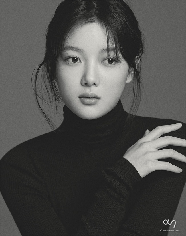 Actor Kim Yoo-jungs new Propyl group pictorial has been released.On November 24, the agency Awesome E&T unveiled a new propyl group pictorial of Kim Yoo-jung, which contains a variety of charms, from the innocent look of no make-up to the alluring sexy beauty of red lip.In the published pictorial, Kim Yoo-jung exudes an unrivaled atmosphere that makes it impossible to take your eyes off. His profound eyes, natural expressions that match the concept, as well as comfortable poses and styling are more mature. Kim Yoo-jungs natural hair in a black-and-white pictorial and the gaze of Kim Yoo-jung, gazing at something calmly, reminds us of a scene in the movie.In addition, the two face close-up cuts that fill the screen make me focus on Kim Yoo-jung as it is. Even without special makeup, she showed admiration with her clear skin and flawless smile, showing off her unshakable beauty. In the contrasting cut, an off-shoulder jacket that slightly reveals the shoulder line and point makeup create a noble atmosphere to excite fans.