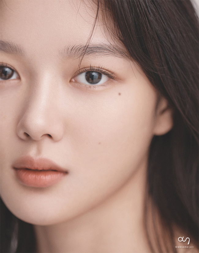 Actor Kim Yoo-jungs new Propyl group pictorial has been released.On November 24, the agency Awesome E&T unveiled a new propyl group pictorial of Kim Yoo-jung, which contains a variety of charms, from the innocent look of no make-up to the alluring sexy beauty of red lip.In the published pictorial, Kim Yoo-jung exudes an unrivaled atmosphere that makes it impossible to take your eyes off. His profound eyes, natural expressions that match the concept, as well as comfortable poses and styling are more mature. Kim Yoo-jungs natural hair in a black-and-white pictorial and the gaze of Kim Yoo-jung, gazing at something calmly, reminds us of a scene in the movie.In addition, the two face close-up cuts that fill the screen make me focus on Kim Yoo-jung as it is. Even without special makeup, she showed admiration with her clear skin and flawless smile, showing off her unshakable beauty. In the contrasting cut, an off-shoulder jacket that slightly reveals the shoulder line and point makeup create a noble atmosphere to excite fans.