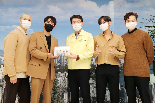 Group BtoB You (BTOB 4U) donated 50,000 The Mask to the Seongdong-gu Office in Seoul.BtoB You (BTOB 4U) visited the Seongdong-gu Office in Seoul on the afternoon of November 23 and delivered 50,000 The Mask to the Seongdong-gu Office.Leader Seo Eun-kwang said, I am happy to be able to share together through this opportunity. I pray that the end of the corona era will come to an end as soon as possible as we share love and care with each other.The Mask delivered on this day will be used foressential workers childcare workers who are playing their role in the field despite the prolonged and spreading trend of Corona 19.BtoB You (BTOB 4U)s The Mask Donation, a childcare facility official in Seongdong-gu said, Due to Corona 19, both children and teachers must continue to wear The Mask, so we will use two The Masks a day. Told.In September, BtoB Yoo (BTOB 4U)s management company Cube Entertainment participated in the Seongdong-gu Office and theArtificial Moon Project to comfort the hearts of residents exhausted from the prolonged Corona 19. In addition to this,Healing Doll BtoB U (BTOB 4U), which recently released a new songShow Your Love and spreads pleasant and positive energy, added good influence.BtoB You (BTOB 4U) plans to continue active activities with the new songShow Your Love.