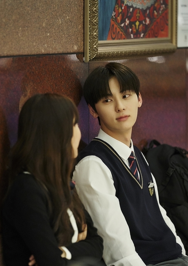 Live On Hwang Min-hyun and Jeong Da-bins heart-beating Date(?) scene was revealed.JTBC mini-seriesLive On (director Kim Sang-woo / playbook Bang Yoo-jung / production playlist, Keyeast, JTBC Studio) to be broadcast at 9:30 pm on November 24th, in episode 2, Eun-taek Go (played by Min-hyun) and Baek Ho-rang (played by Hwang Min-hyun) Jeong Da-bin) is going to tap the hearts of viewers while drawing a quiet outing going to the record shop together.Live On, which was first broadcast last week, announced the start of a chemistry romance by showing the sparkling confrontation between Go Eun-taek, the broadcast manager of perfectionism with a thorough concept of time, and Baek Ho-rang, a super celebrity who is always arbitrary.Above all, the number of collisions between the two increased as Baek Tiger entered the broadcasting department led by Go Eun-taek as an announcer. Are doing.In the midst of this, the publicly released photos stimulate interest with Eun-taek Go and Ho-Rang Baek looking at each other with softer eyes. Unlike before, when they looked at each other as if lasers were going out, their eyes with melodies and a pale smile emit a romance atmosphere, making the heart beat just by looking at them.On this day, Eun-taek Go and Ho-Rang Baek head to the Record Shop together and have a special time to get to know each others new appearance. In particular, Baek Ho-rang, who unconditionally wants to be more formal than others, sees Go Eun-taeks unusual taste in music and unexpected aspects, causing a calm wave in his heart.Accordingly, expectations are rising on this day when the two people who thought they were not fit with them from head to toe will step into each others world and seep into each others world.