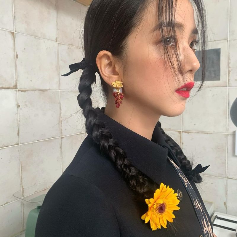 Group BLACKPINK Ji Soo has revealed the latest status.On November 24th, Ji Soo posted a photo on his SNS with the article sunflower in my hair.In the photo, Ji Soo showed off her braided hairstyle and looked like a girl.Ji Soo showed off her fatal beauty with a chic look and perfect profile.Meanwhile, BLACKPINK, a group to which Ji Soo belongs, released their first full album,The Album on October 2.