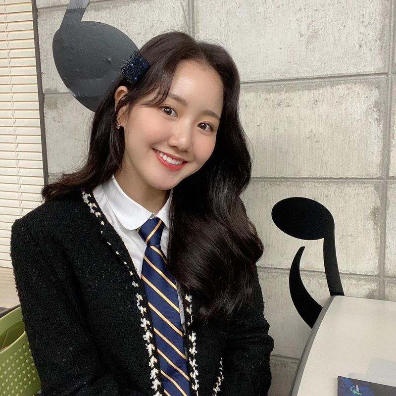 Actor Jin Ji-hee revealed the back of the drama.On November 24th, Jin Ji-hee left a post on his Instagram on November 24th, saying, Lets jump in the new Jennie-Jenny Yu-Jenny shoes. Ill unpack the hidden photos little by little.In the photos released together, Jin Ji-hee showed off her school uniform with a bright smile, while also showing off her youthful charm at the golf course. It is completely different from the appearance of Eugene in the dramaThe Penthouse.Jin Ji-hee is performing as Yuzeny in the SBS Monday and Tuesday dramaThe Penthouse