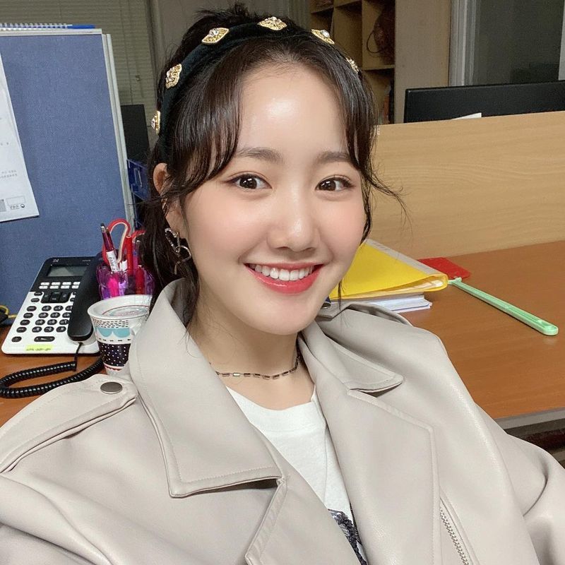 Actor Jin Ji-hee revealed the back of the drama.On November 24th, Jin Ji-hee left a post on his Instagram on November 24th, saying, Lets jump in the new Jennie-Jenny Yu-Jenny shoes. Ill unpack the hidden photos little by little.In the photos released together, Jin Ji-hee showed off her school uniform with a bright smile, while also showing off her youthful charm at the golf course. It is completely different from the appearance of Eugene in the dramaThe Penthouse.Jin Ji-hee is performing as Yuzeny in the SBS Monday and Tuesday dramaThe Penthouse