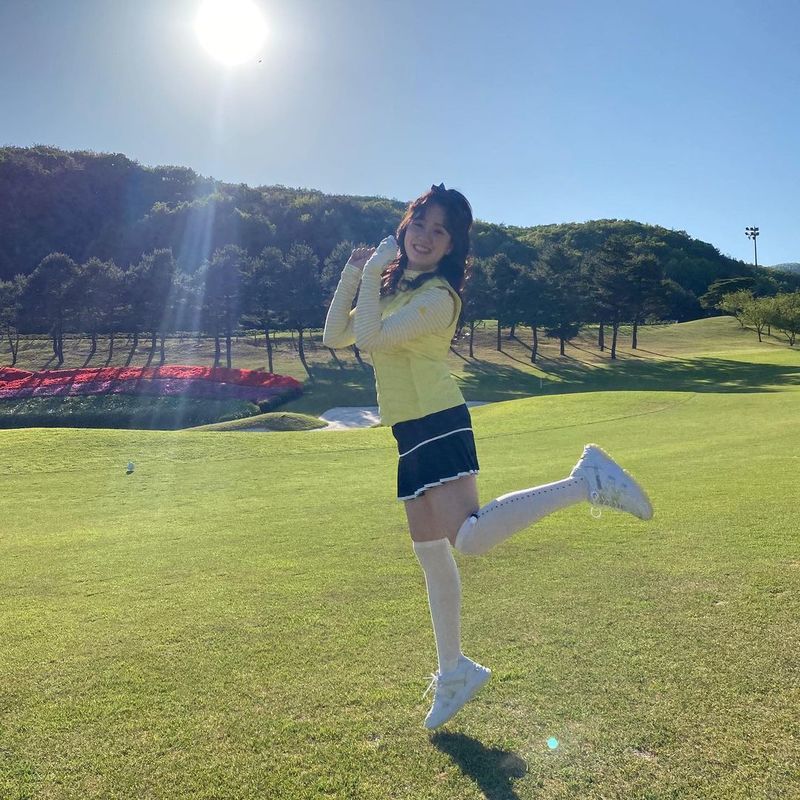 Actor Jin Ji-hee revealed the back of the drama.On November 24th, Jin Ji-hee left a post on his Instagram on November 24th, saying, Lets jump in the new Jennie-Jenny Yu-Jenny shoes. Ill unpack the hidden photos little by little.In the photos released together, Jin Ji-hee showed off her school uniform with a bright smile, while also showing off her youthful charm at the golf course. It is completely different from the appearance of Eugene in the dramaThe Penthouse.Jin Ji-hee is performing as Yuzeny in the SBS Monday and Tuesday dramaThe Penthouse