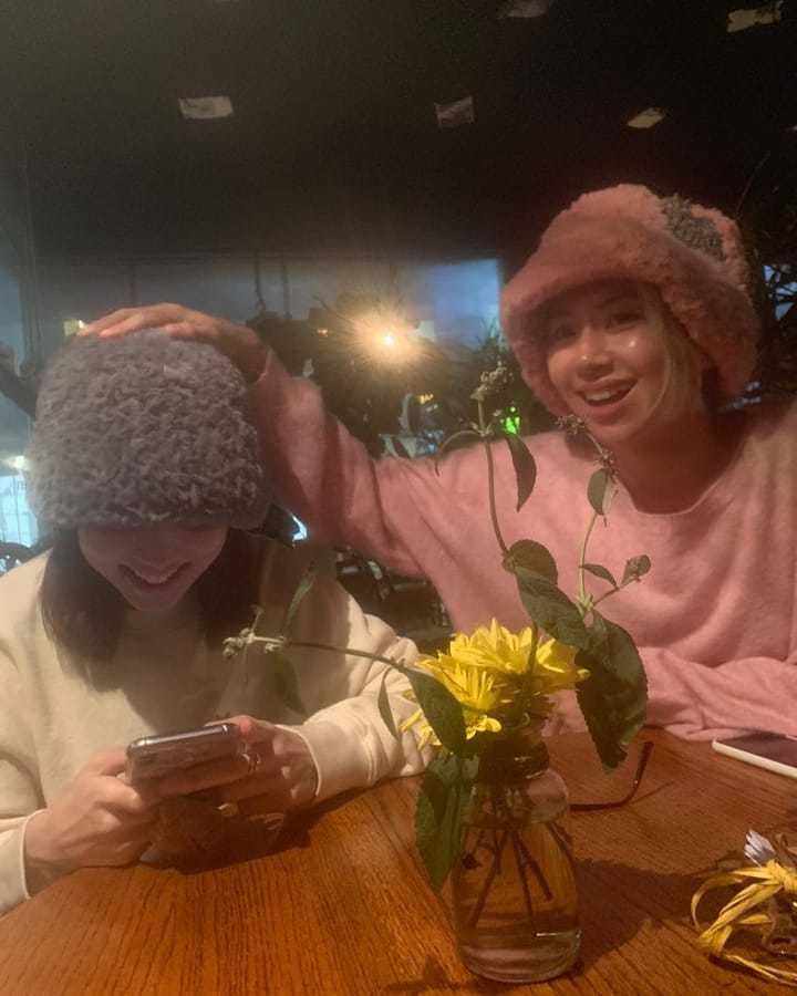 Group TWICE members Chaeyoung and Nayeon revealed their recent status.On November 24th, TWICE posted several photos on the official SNS along with the article Two Bamtolyi.In the published photos, Chaeyoung and Nayeon are smiling brightly while wearing hats of similar designs. The lovely appearance reminiscent of chestnuts draws attention.TWICE released its 2nd regular albumEyes wide open on October 26th, and ranked #1 on domestic and international music charts with the title songI CANT STOP ME (I cant stop me). Took up.