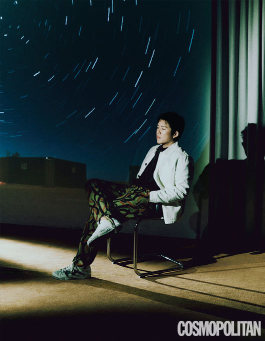 Jo Se-ho showed off his colorful charm through the pictorial.On the 24th, a single pictorial of Jo Se-ho, who has recently gained a lot of attention after losing 30kg, was released in the December issue of . Jo Se-ho, who guides viewers to human travel in , left Travel in the Corona era with the concept of fantasy travel from Antarctica to the desert in this pictorial.Jo Se-ho said about the occasion of the diet, Because this was the last year in my 30s. I thought it would be nice if I could reach my 40s with a slight change. I have had the experience of succeeding in diet several times in the past, but as soon as I do yo-yoga. It was an order. This time, I made a sustainable diet, he explained, adding that the diet process remained the time to keep the promises with him every day. Diet is a difficult and lasting process. When it comes to the question of whether you are not disappointed when it is accepted as adoing challenge, it is said, No, the perception thatI can do it because I did Jo Se-ho became an opportunity for someone like me to move someone and gave a good influence. Most of all, I want to give people something to enjoy. ItsJo Se-ho I lost weight, but I dont like itBecause Im losing weight, its fun to talk less interesting things, but I just need people to be able to have fun and laugh. He expressed his feelings that he wished he would be a good influence for many people.Jo Se-ho has been active as an MC in  for more than two years since the first room in August 2018. I started by listening to other peoples stories because I thought that I would be wondering sincerely. I have a lot of reactions such as Its great, but the more I program, the more I feel that there are no people in the world who are not precious. Everyone has stories and precious memories and goals. No one has lived in vain. I asked a person who accidentally bumped into his shoulder on the street what his dream is, but no one answered that he had no dream. From what to eat this evening to why the upcoming weekend is exciting, even if its a small dream. Among the countless people Ive met, Ji-sun Park remains in Memory. A lot of stories I shared with that Friend remain in Memory. He said, I am moved and talked about every week.He did not forget his condolences for Park Ji-seon, a junior comedian who died earlier this month. A while ago, my uncle suddenly sent me a message with mourning for Mr. Park Ji-seon. What a man is trying to leave is that he has produced all the fruit he will bear. Applause with all your might to those who have to leave. He fulfilled the obligations and responsibilities that humans had, and gave up the rights and happiness to be enjoyed to the rest of the world, so it seems like he is leaving hard, but lets be less than anyone else. Although it is cautious to describe a persons life as a fruit, I think that Ji-seon has done everything he can. My heart hurts so much, and the only thing I can do is to pray and pray that if the time the friend lived was difficult, now it would be nice to be comfortable. Ji-seon is the person who always made people feel good, and seeing that friend, I also had a heart to be a good person to the other person. So I think I should get along better. Memory of Ji-seons strengths. He expressed his love and longing for Park Ji-seon.In the future, when asked what kind of person they want people to memory as, I just want you to use the old cabbage, now Jo Se-ho. I often use the wordsgreatly orquitely. Its because its not the end, its not below, and its not burdensome. So I want to hear that Jo Se-ho is a fairly funny comedian. I also added a comedian who is very well dressed, he said, expressing his gratitude for the love of the fans.Detailed interviews with Jo Se-ho can be found in the December 2020 issue of  and through the Cosmopolitan website. [Photo] CosmopolitanCosmopolitan