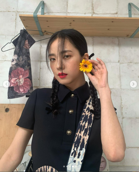 She showed off her girlish charm at the shooting site with Samsung Group BLACKPINK Ji Soo.Ji Soo posted a photo of her wearing a black dress on her SNS on the 24th.In the picture, Ji Soo created a different atmosphere with cute bifurcated hair and a chic expression. She showed off her extraordinary beauty, boasting a perfect proportion with her face and slim body.BLACKPINK, where Ji Soo belongs, announced another extra large project at the end of 2020. /