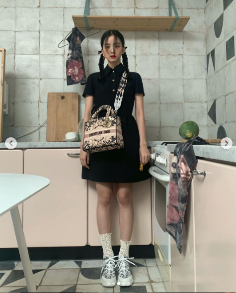 She showed off her girlish charm at the shooting site with Samsung Group BLACKPINK Ji Soo.Ji Soo posted a photo of her wearing a black dress on her SNS on the 24th.In the picture, Ji Soo created a different atmosphere with cute bifurcated hair and a chic expression. She showed off her extraordinary beauty, boasting a perfect proportion with her face and slim body.BLACKPINK, where Ji Soo belongs, announced another extra large project at the end of 2020. /