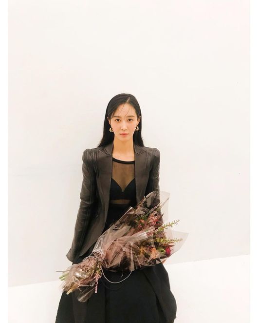 Girls Generations Yuri announcedThe Flash Reborn.On the afternoon of the 24th, Girls Generation Yuri posted two selfies with a flower-shaped emoticon on her personal SNS.In the photo, Yuri is showing off her chic and sophisticated charm by wearing all black. Girls Generation Yuri completed a unique atmosphere with a neatly arranged hairstyle, black see-through outfit, and a dreamy expression.Meanwhile, Girls Generations Yuri meets the audience through the playHenri Grandpa and I, which opens on the 3rd of next month.SNSD Yuri SNS
