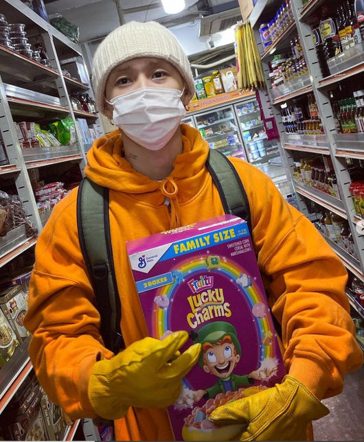 Singer EDawn said hello to his fans with his leisurely current situation.Today, the 24th, Singer EDawn posted several photos through personal SNS. In the released photo, EDawn looks like a child while shopping for her favorite cereal at a supermarket.In another photo, while eating fast food, the relaxed yet leisurely status was revealed, and the innocent appearance made the fans laugh.On the other hand, Hyuna and EDawn are currently in public passion. The two reveal their recent dating through various broadcasts and personal SNS, and are loved by fans for their dignified charm.EDawn SNS capture