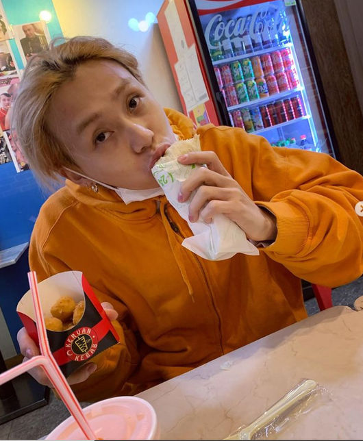 Singer EDawn said hello to his fans with his leisurely current situation.Today, the 24th, Singer EDawn posted several photos through personal SNS. In the released photo, EDawn looks like a child while shopping for her favorite cereal at a supermarket.In another photo, while eating fast food, the relaxed yet leisurely status was revealed, and the innocent appearance made the fans laugh.On the other hand, Hyuna and EDawn are currently in public passion. The two reveal their recent dating through various broadcasts and personal SNS, and are loved by fans for their dignified charm.EDawn SNS capture