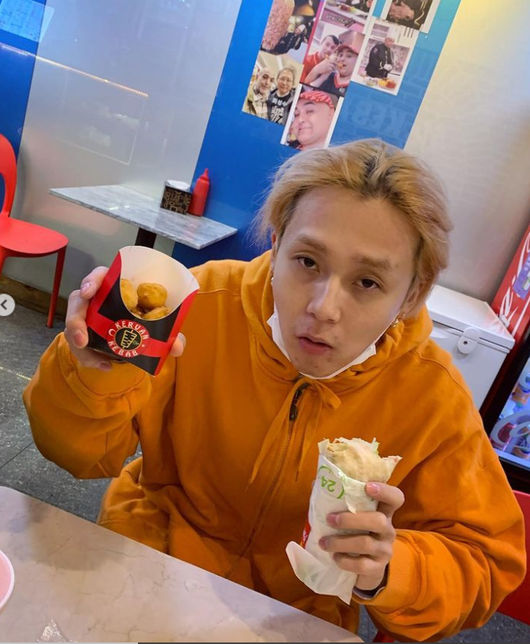 Singer EDawn said hello to his fans with his leisurely current situation.Today, the 24th, Singer EDawn posted several photos through personal SNS. In the released photo, EDawn looks like a child while shopping for her favorite cereal at a supermarket.In another photo, while eating fast food, the relaxed yet leisurely status was revealed, and the innocent appearance made the fans laugh.On the other hand, Hyuna and EDawn are currently in public passion. The two reveal their recent dating through various broadcasts and personal SNS, and are loved by fans for their dignified charm.EDawn SNS capture