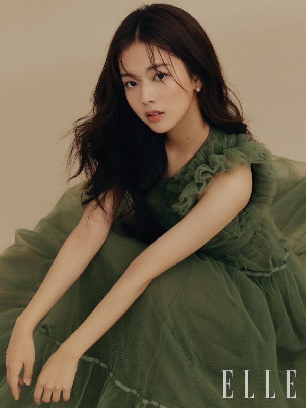 No Jeong-ee, who is drawing attention as a rising star, held a pictorial and interview for the December issue with the fashion magazineElle. In the drama 18 Again, which ended in great love recently, he puts down the role of girl crush for a while, and shows the clear and fresh aspect of the 20-year-old generously and catches the eye.In the published pictorial, No Jeong-ee generously exploded the anti-war charm. The innocent visuals that make you smile just by looking at them doubled his own lovely charm, while the deep eyes containing the sensibility of late autumn completed an unrivaled atmosphere and presented freshness to viewers.Meanwhile, No Jeong-ee is expected to continue the trend. In the movieThe Day I Die, she played the role of Sejin, a girl who disappeared from the edge of a cliff, and unfolded a delicate emotional Acting that satisfies both critics and audiences, and anticipates a new Acting transformation through the dramaDearm, which is scheduled to broadcast in the first half of next year. To the maximum.No Jeong-ees pictorial, interview, and video content can be found in the December issue ofElle, on theElle website and on YouTube.