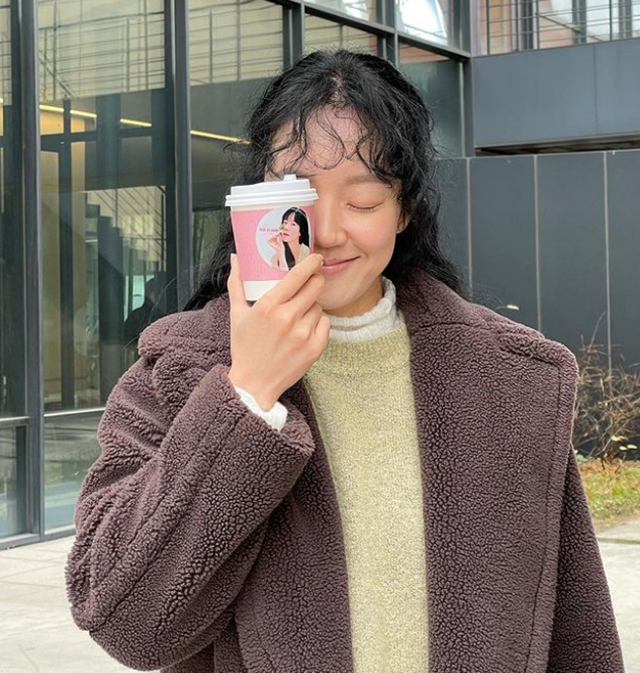 Actress Im Soo-jung thanked Lee Da-hees Iced coffee The Gift.Im Soo-jung posted a photo on his Instagram on the 24th, saying, It was cold because of the cold weather, but your warm heart came here. Thank you. I love you. Dahee. My Chahyun.In the released photo, Im Soo-jung poses for a coffee in front of Iced coffee sent by Lee Da-hee on the filming site of the movieSingle in Seoul. The phraseI support my dear Soojung sister and single Seoul, written on the iced coffee banner is warm. In addition, Im Soo-jungs innocent beauty without makeup on her pogely coat shines.Im Soo-jung and Lee Da-hee formed friendships by appearing together in the tvN dramaEnter your search word WWW (hereinafterGomble You) broadcast last year. Im Soo-jung calledMy Cha-hyun and called Lee Da-heesGomble You role and gave a warm feeling.Meanwhile, Im Soo-jung is filming a romantic comedy filmSingle in Seoul (Director Beomsoo Park) with actor Lee Dong-wook.Photo|Im Soo-jung SNS