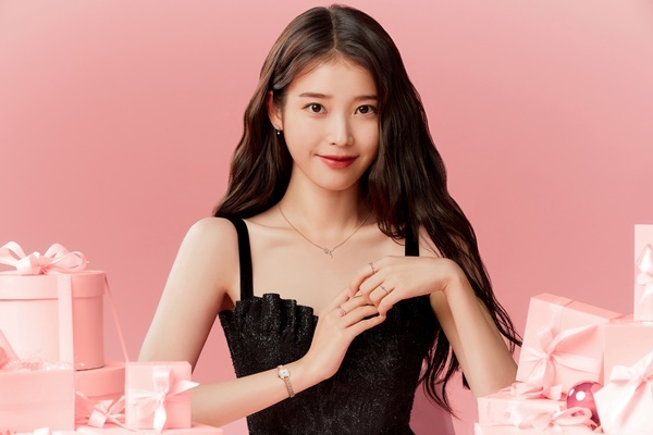 Global luxury brand J. ESTINA released a pictorial with Muse IU today (25th).JSTinas Doctor Who campaignMerry Pinkmas is intended to convey a positive and healingP!nk message to Doctor Who in 2020, which was more exhausting and harder than ever. In the released advertisement cut, IU boasted a fairy pitta-like charm from a fresh and youthful expression to a calm and chic atmosphere according to the concept.In a black dress and P!nk color, surrounded by a gift box, IU showed off a holiday party look with a gentle smile. In another cut, I put a ribbon strap on my head, closed my eyes, and made a lovely expression. TheJ. Ribbon worn by IU is a simple and feminine holiday collection that incorporates the meaning ofcelebration andgift in the ribbon motif, which is the heritage of JSTina.In the cut wearing a white one-piece, IU exudes a 180 degree different mature charm with an intense red lip. The asymmetrical neckline and diamond-set necklace add luxury. Mariebel, chosen by IU, is a special diamond collection that embodies the happy excitement of Doctor Who with a romantic ornament. It features a three-dimensional frame that wraps the main stone like water droplets.